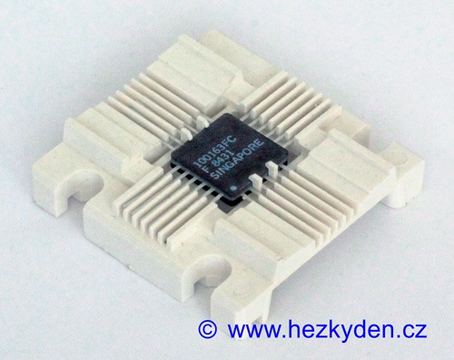 Obvod ECL 100k - přepravní pouzdro na chip